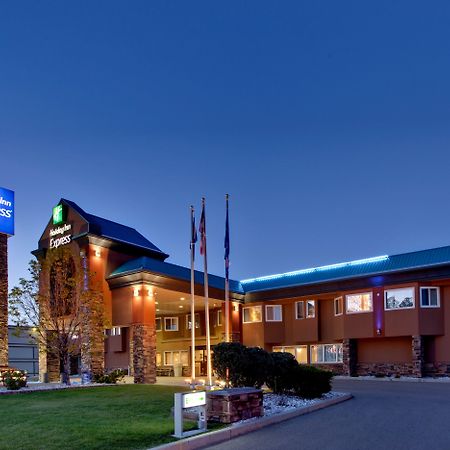 Holiday Inn Express Red Deer By Ihg Экстерьер фото