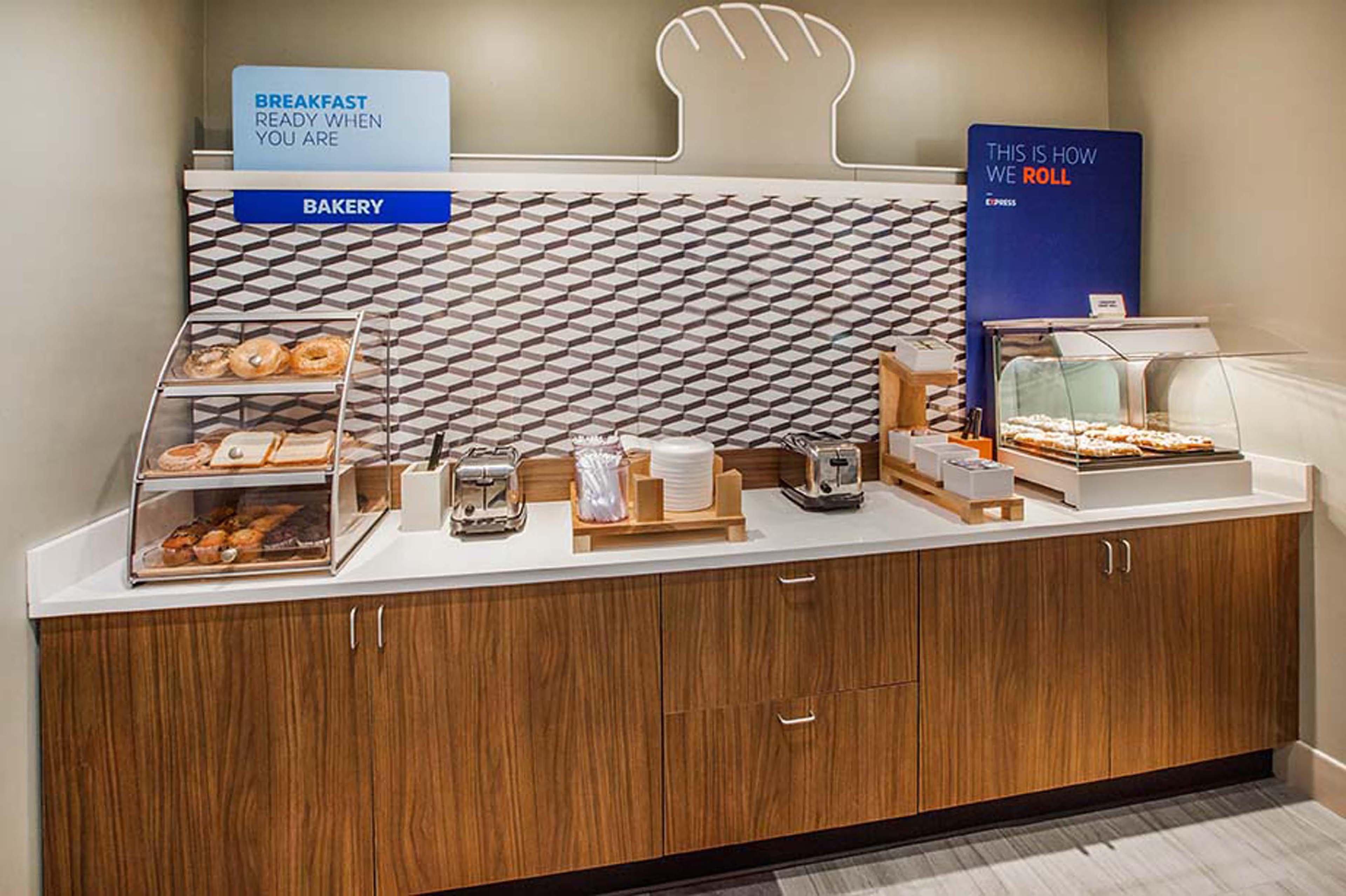 Holiday Inn Express Red Deer By Ihg Экстерьер фото