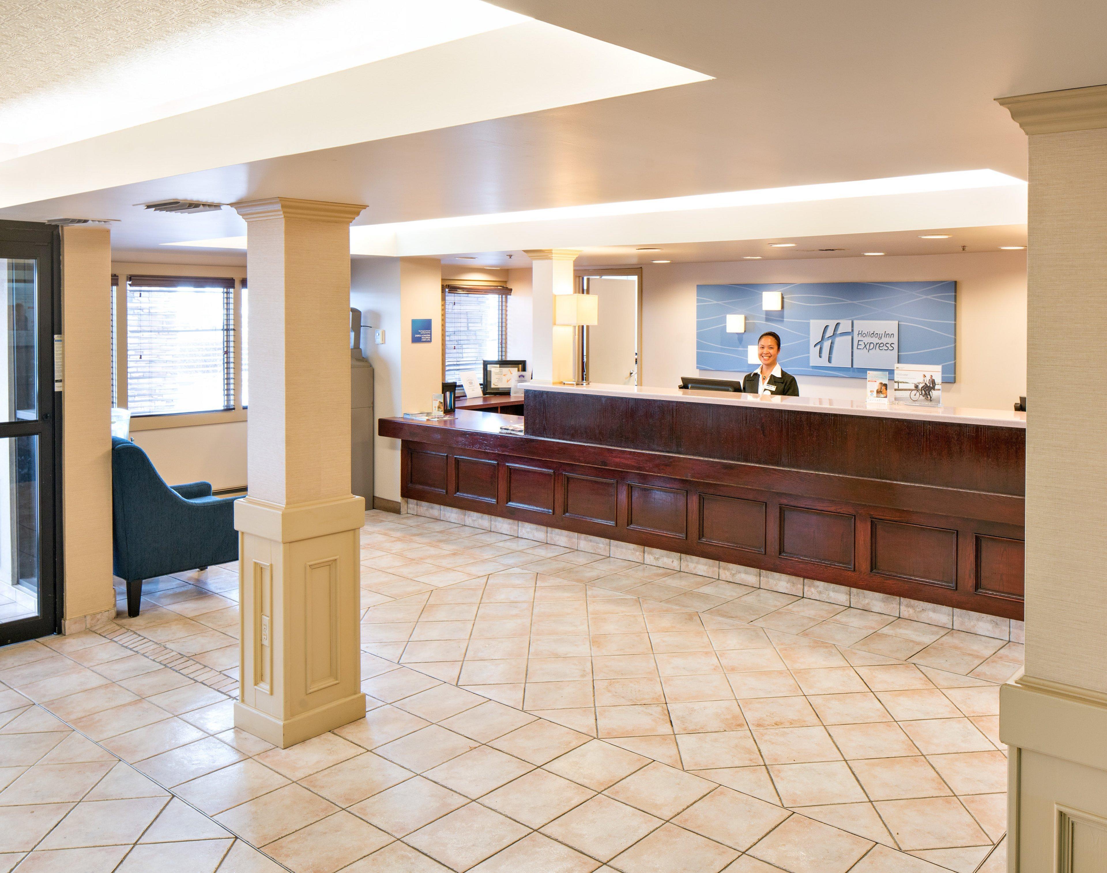 Holiday Inn Express Red Deer By Ihg Экстерьер фото