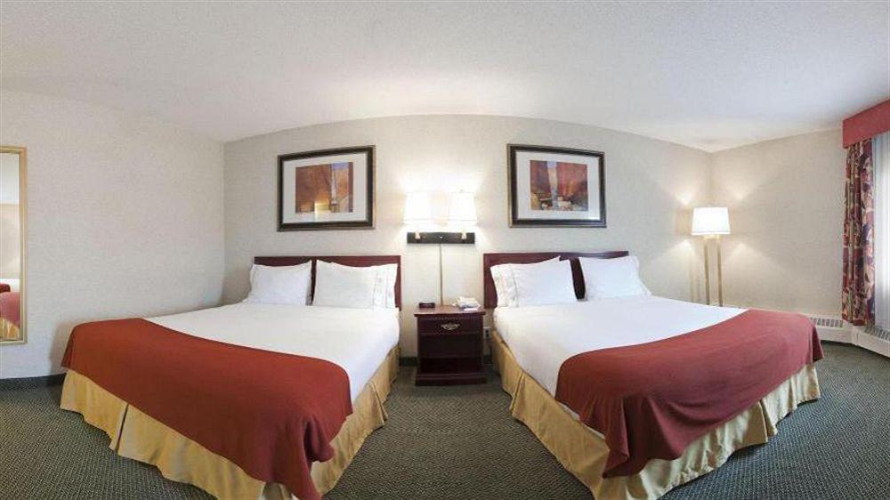 Holiday Inn Express Red Deer By Ihg Экстерьер фото